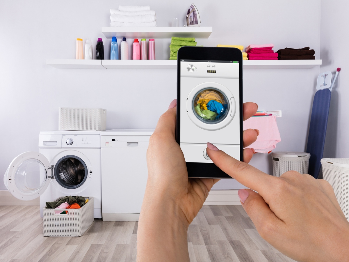 Using smartphone to control laundry