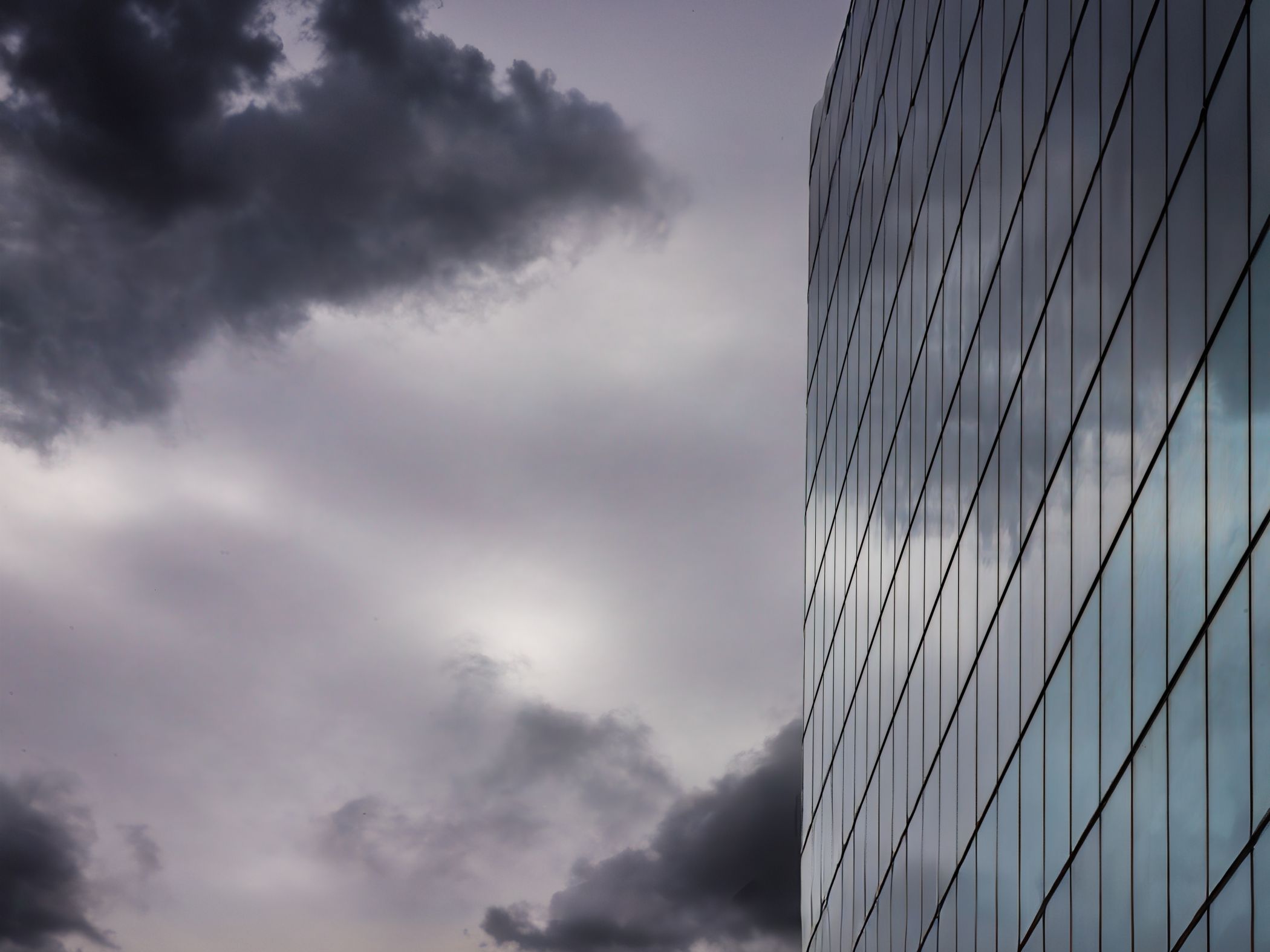 Oficina y nubes de tormenta