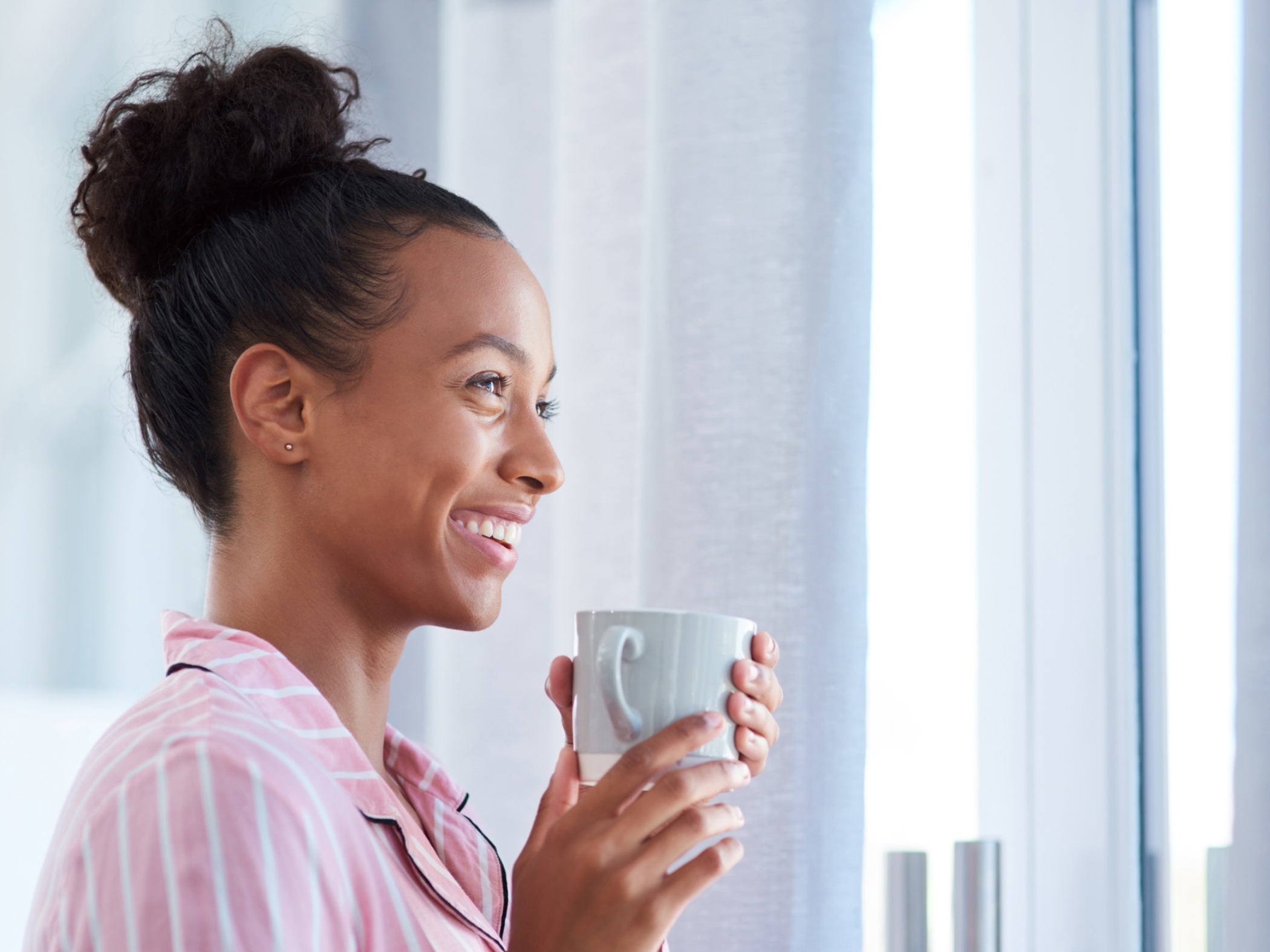 Mujer bebiendo café por la mañana