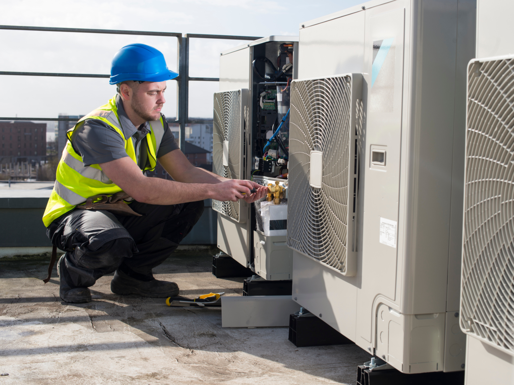 Persona trabajando con sistema de calefacción, ventilación y aire acondicionado